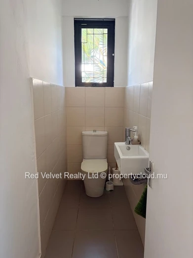 Maison de 5 chambres avec piscine au sel à vendre à Sodnac, Quatre Bornes Découvrez cette magnifique maison de 5 cham...
