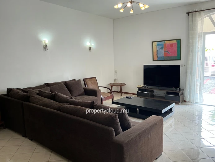 FOR RENT, charming duplex villa in a secure complex, 2 minutes from the public beach, Pereybere