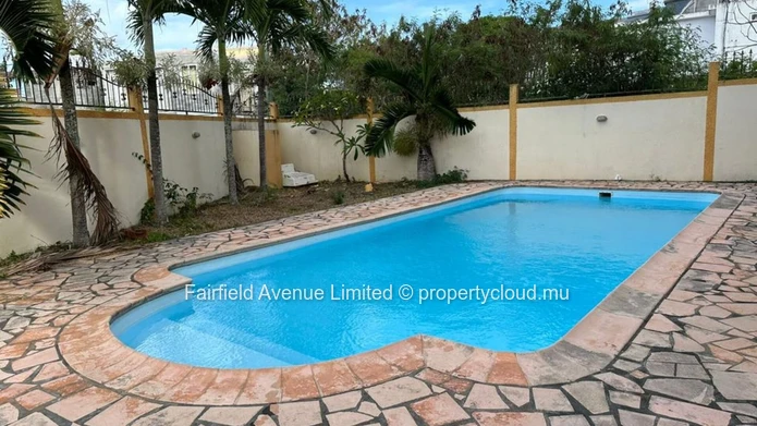 Appartement à louer à Grand Baie avec piscine commune, vue mer du balcon d'en haut. Prix : Rs 25 000