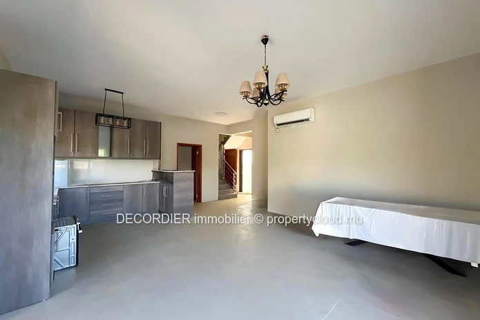 Villa élégante en cours de construction avec piscine et jardin