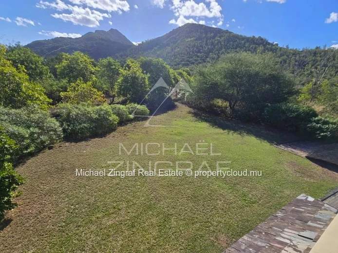 Élégante Villa de 3 Chambres avec Vue sur les Montagnes – Rivière Noire
