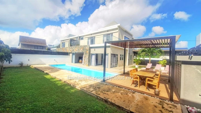 Spacious and bright 4 bedroom villa with its swimming pool