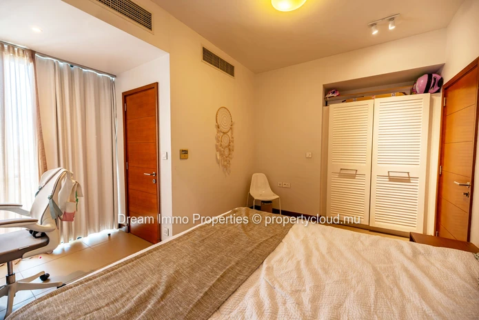 Élégant townhouse de 3 chambres avec rooftop vue mer dans un village entre mer et golf à Haute Rive – Ile Maurice