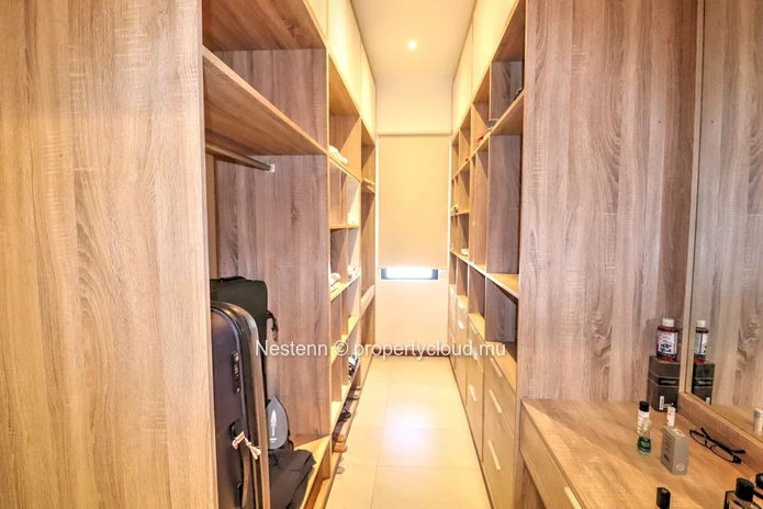 Viila avec 4 chambres, un espace bureau et une cuisine entièrement équipée