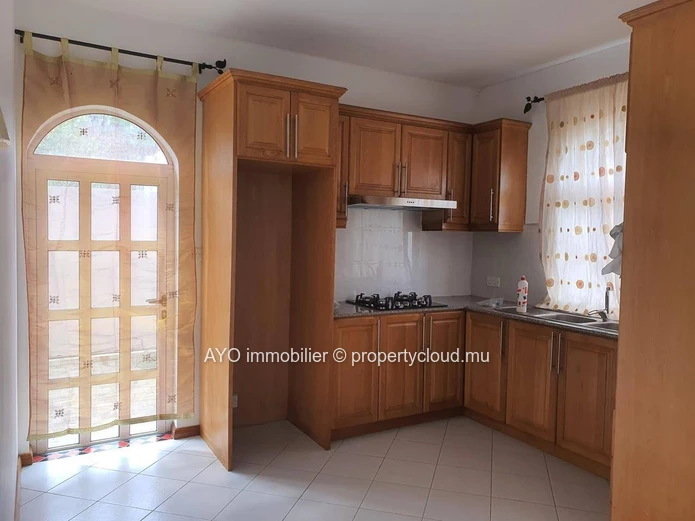 Maison non meublée de 4 chambres dans un paisible morcellement à Mon Choisy-proche plage
