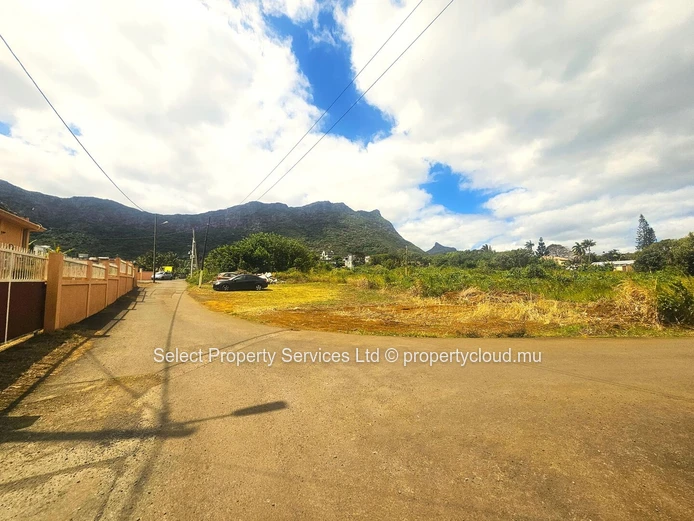 A Vendre Terrain En Pleine Propriété Idéalement Situé À Moka