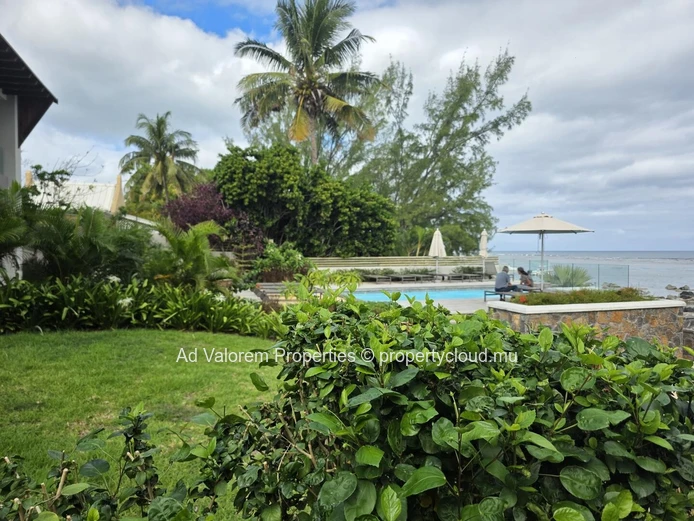 Beachfront apartment for sale in Rivière Noire, 85 m², shared pool, great price.
