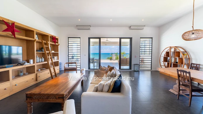 Pereybere – Exceptional penthouse with sea view and direct beach access