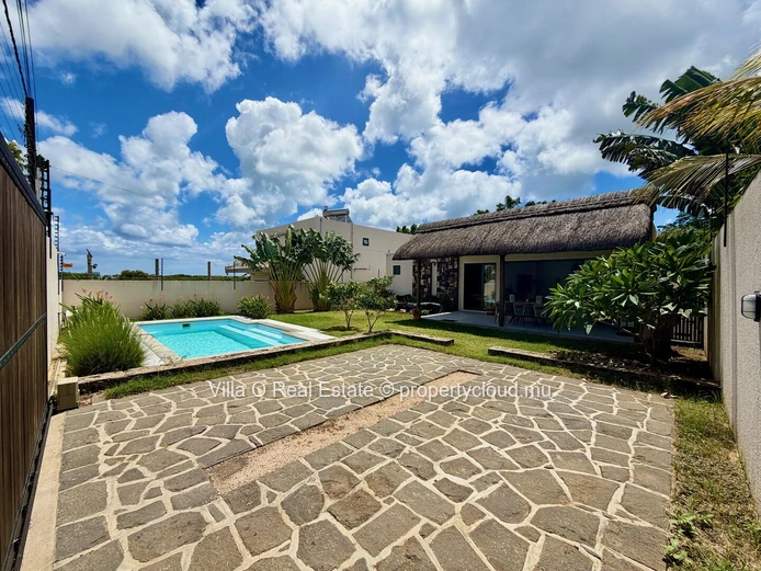 Ideal for a single or a couple, this home with immense charm stands out for its exquisite interior design, its lovely...
