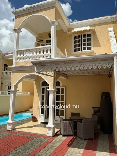 FOR RENT, charming duplex villa in a secure complex, 2 minutes from the public beach, Pereybere
