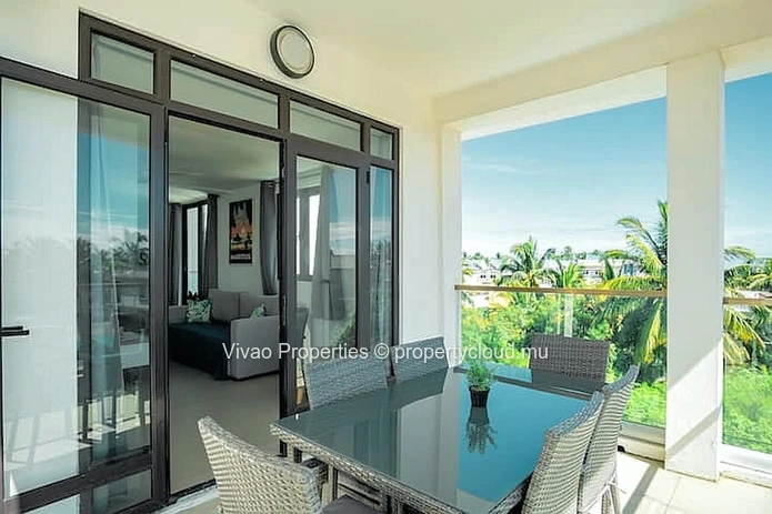 Building for sale in Trou aux Biches, 780m² living space, 671m² of land, shared pool, close to the beach and shops, 8...