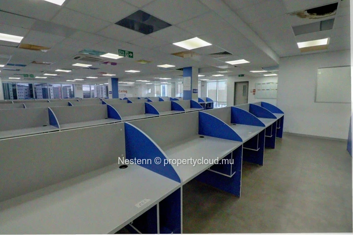 Espace bureau de 1 086 m² dans un centre d'affaires recherché. 