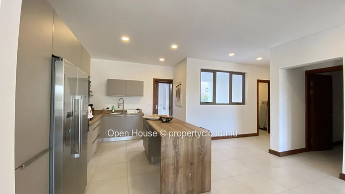 A VENDRE Appartement meublé - 3 chambres en suite - Piscine commune -  salle de gym - parking  en sous-sol privé . Id...