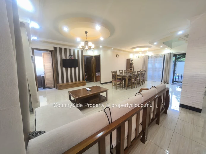 Villa spacieuse de 4 chambres avec bureau et vue sur le toit-terrasse