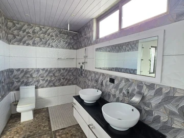 5 Bedroom House