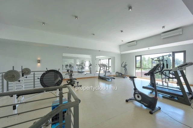 For sale: 3-bedroom en suite apartment accessible to foreigners in Pereybere, 2 minutes walk from the beach.