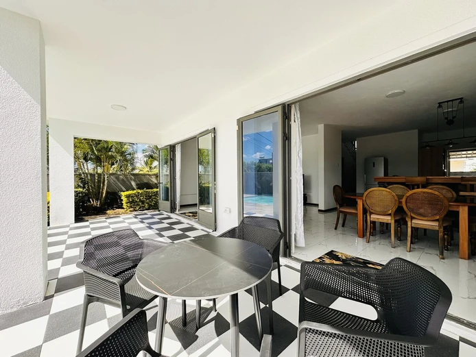 Modern Villa Close To The Beach 