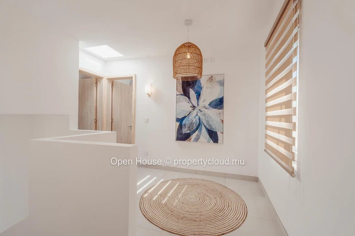 Contemporary villa in the heart of the Smart City of Tamarin. Close to school and all shops. 4 bedrooms.