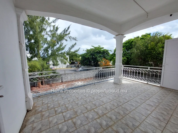 Beautiful furnished and fully renovated apartment for rent in Pereybere