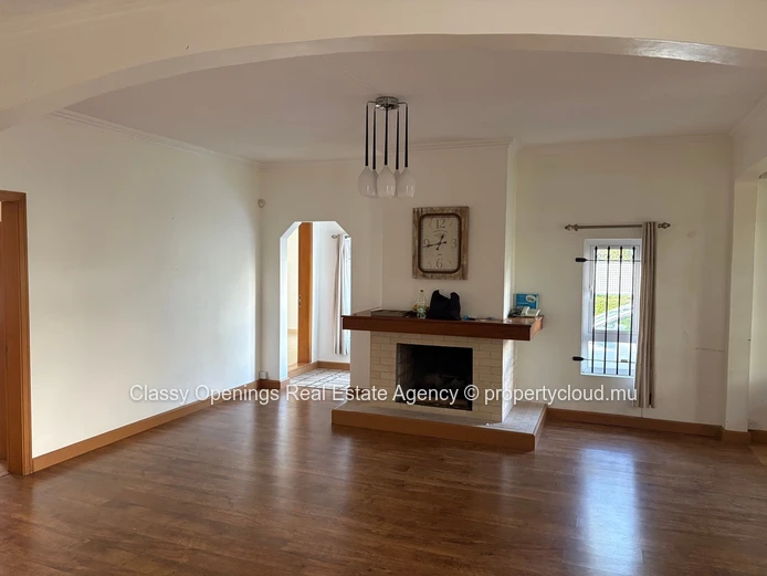 Charming 5-Bed Villa with Fireplace & Garage in Curepipe