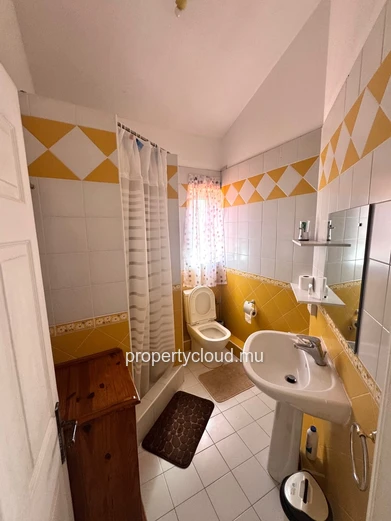 ALBION – À VENDRE – Spacieuse villa familiale avec appartement indépendant, piscine et garage