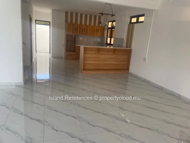 Maison nouvellement construite avec 4 chambres et piscine dans un quartier residentiel prisé
