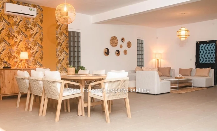 À vendre à Saint Antoine, superbe villa meublée. Elle offre 4 chambres, une piscine privée et un garage double. Idéal...