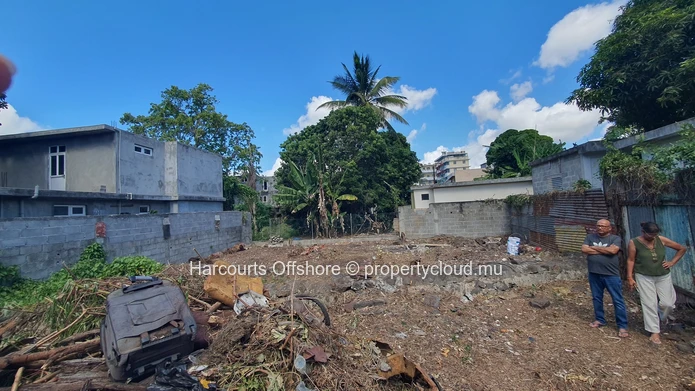 Terrain Résidentiel à Vendre à Beau Bassin - 284 m² de Potentiel