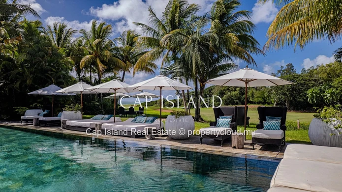 Villa d’exception sur le golf, jardin tropical et vue mer