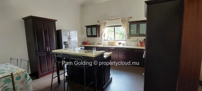 Maison Idéalement Située au Cœur de Tamarin à Vendre