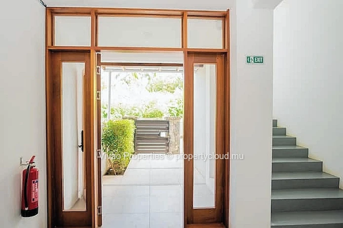 Building for sale in Trou aux Biches, 780m² living space, 671m² of land, shared pool, close to the beach and shops, 8...