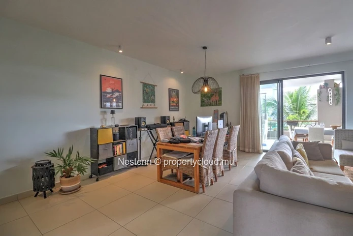 Modern and well-designed 3-bedroom penthouse a few minutes walk from the beach