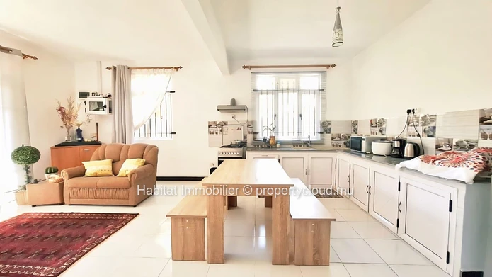 This charming furnished and equipped apartment of approximately 80 m² in Péreybère