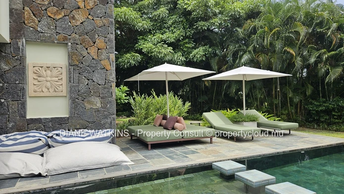 Contemporary Luxury Villa for Sale in Prestigious Golf Estate