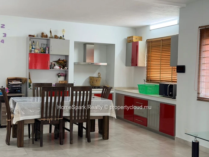 Maison Moderne à Vendre – Spacieuse et Bien Entretenue