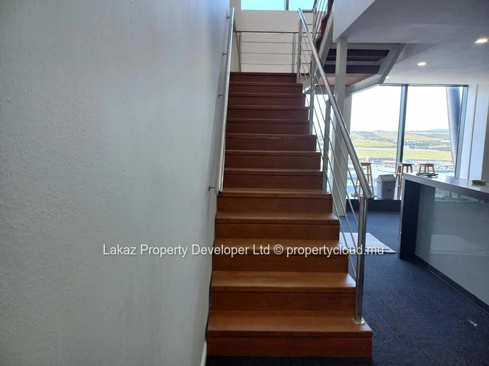 Bureau 398 m² à louer à Ébène — vue panoramique