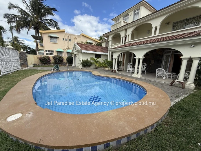 Luxurious 5-bedroom house with private pool in Flic en Flac area, sea access, fully furnished, secure. Price Rs.