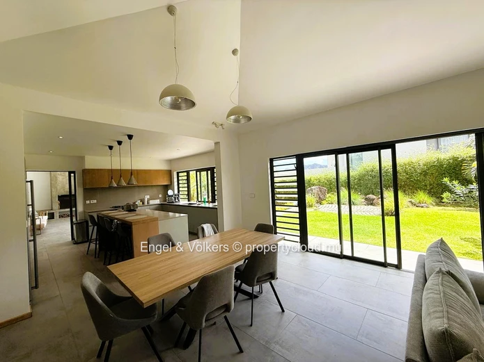 Luxury 4 bedroom Villa with garden and swimming pool for rent in Moka