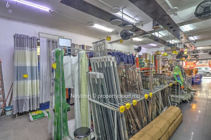 Commercial space of 158 m² on the ground floor
