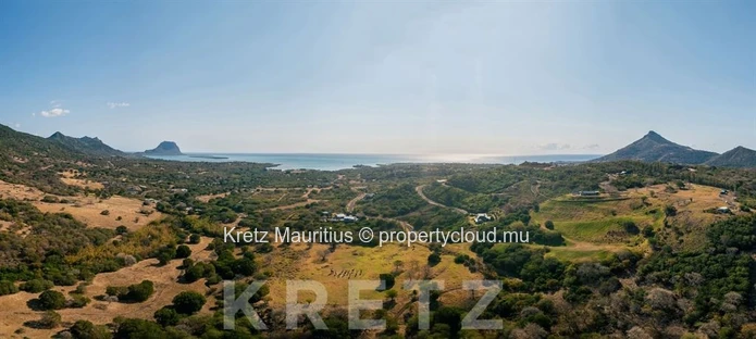 Contemporary 4-bedroom villa with panoramic views of the ocean and Le Morne