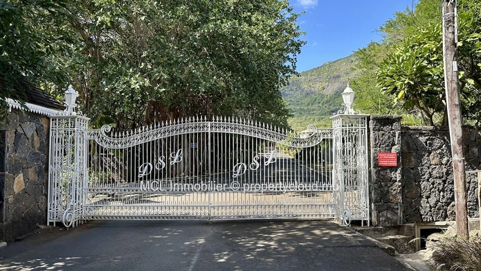 Residential land of 1,712.78m2 in Pailles