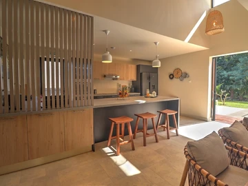 3-bedroom villa with private pool, jacuzzi, sea access, and close to golf