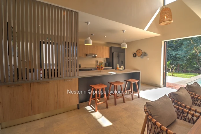 3-bedroom villa with private pool, jacuzzi, sea access, and close to golf