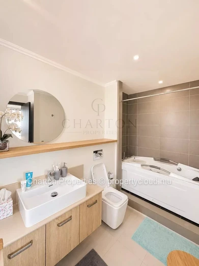 Prestige 3-bedroom ground-floor apartment with private garden and panoramic sea view