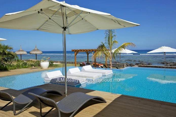 Appartement pieds dans l’eau à louer dans une résidence avec piscine commune et accès direct à une belle plage à Tama...