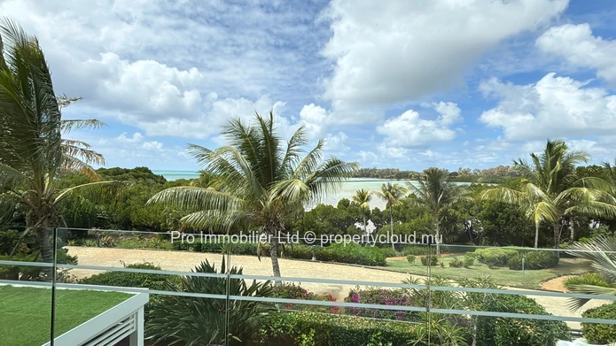 Vue imprenable sur l’océan depuis ce luxueux appartement de 3 chambres en suite au premier etage , entièrement meublé...