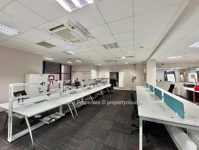 Bureau Meublé Premium à Louer au Cœur d’Ebène Cybercity