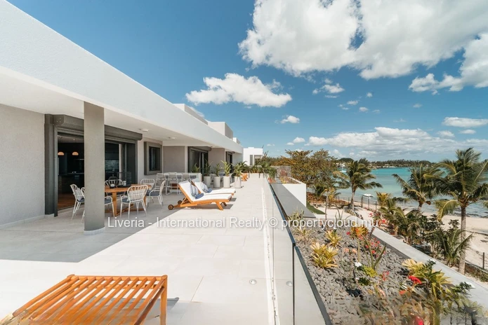 Beachfront Penthouse Living with Open Sea Outlooks