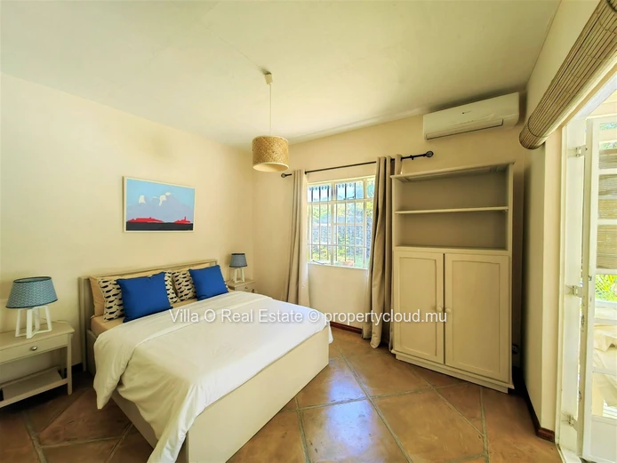 Charmante maison à étage dans un quartier privé, comprenant 3 chambres à coucher, sur un beau jardin arboré avec une ...