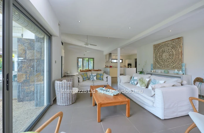 Villa PDS à vendre, Grand Baie, 347m², terrain 758m², 3 chambres, piscine, proche commerces, meublée, gardien, terras...